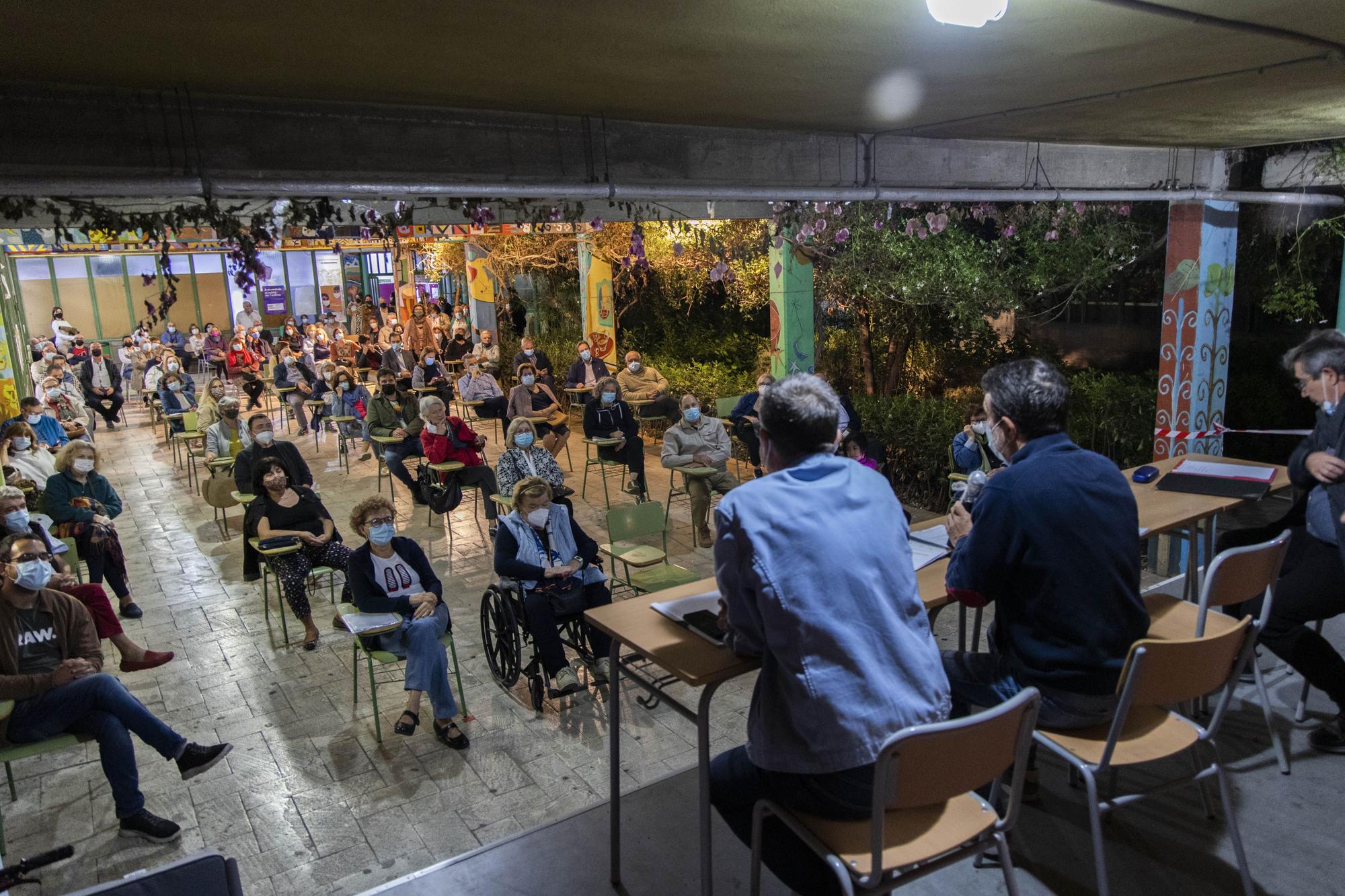 Los vecinos de la plaza de Honduras se reúnen para abordar los problemas del botellón