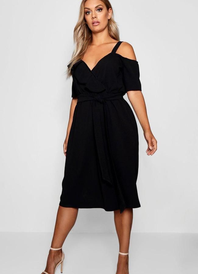 Vestido negro con escote corazón de Boohoo