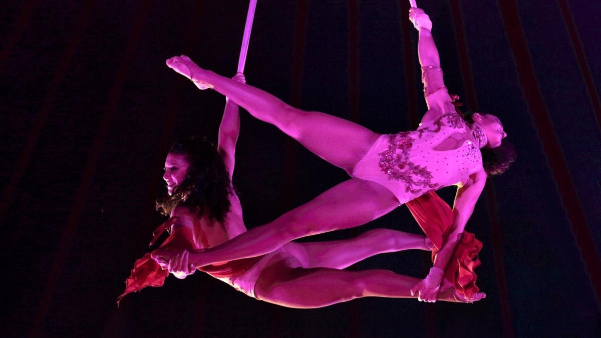 Las hermanas Giribaldi crean hermosas figuras en el aire.