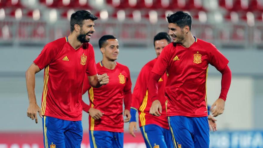 La selección española toma contacto con el césped del partido contra Albania