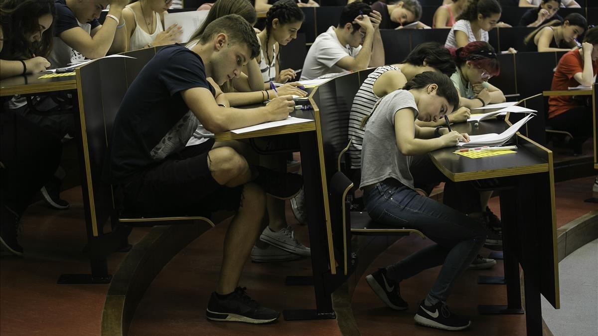 Estudiantes durante una prueba de selectividad en la Universitat Pompeu Fabra, el pasado junio.