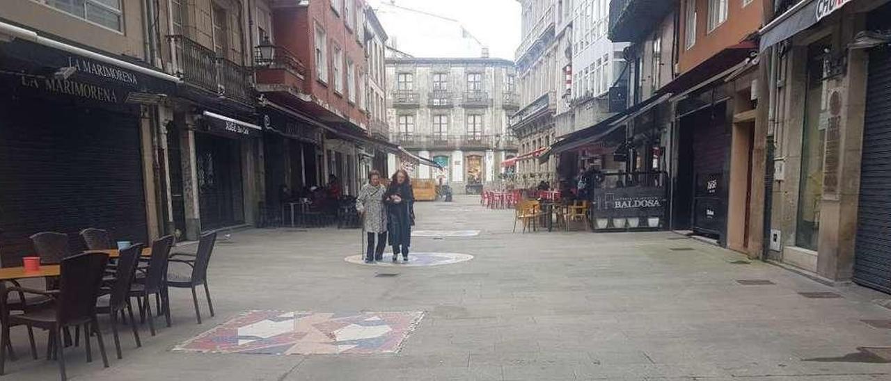 Imagen tomada a las dos de la tarde de ayer, domingo, en la popular calle peatonal A Baldosa. // FdV