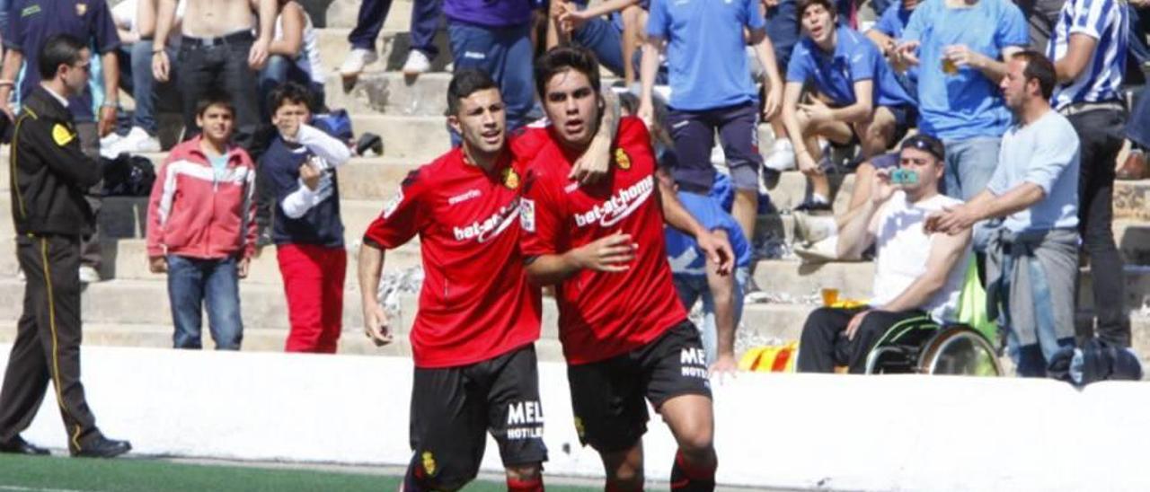 Aridai celebra el gol de Abdón, en marzo de 2012, en un Atlético Baleares-Mallorca (3-1).