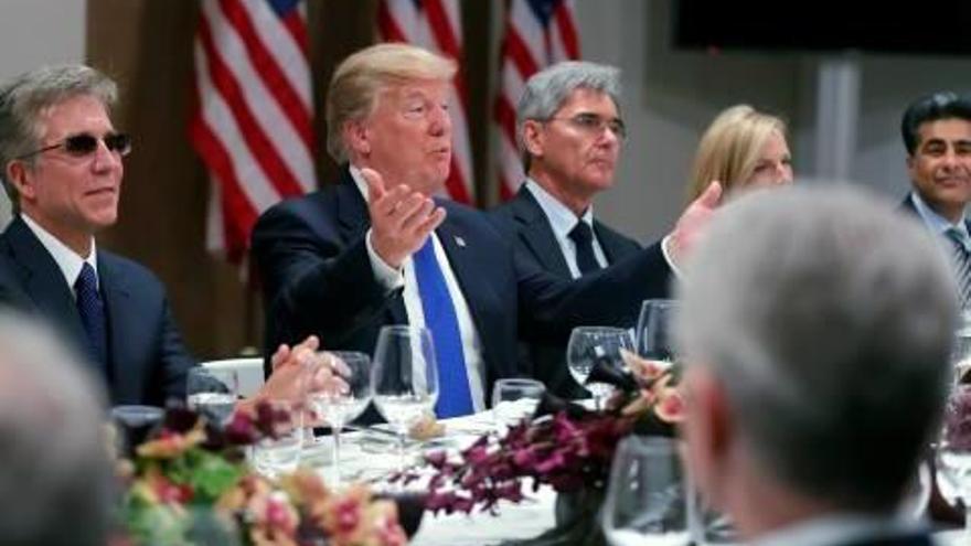 Al centre, Trump en una intervenció durant un sopar al fòrum de Davos