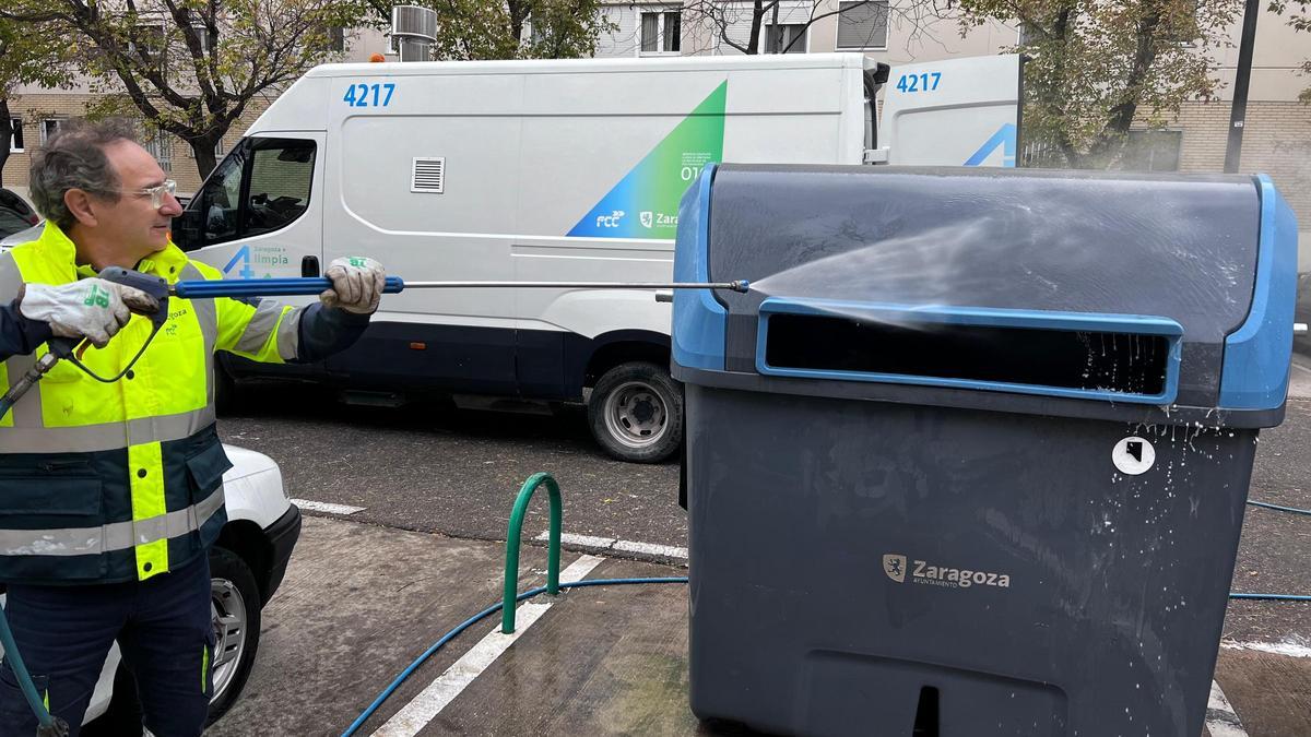 FCC Medio Ambiente cuenta con equipos de limpieza específicos para el lavado de contenedores y sus entornos.