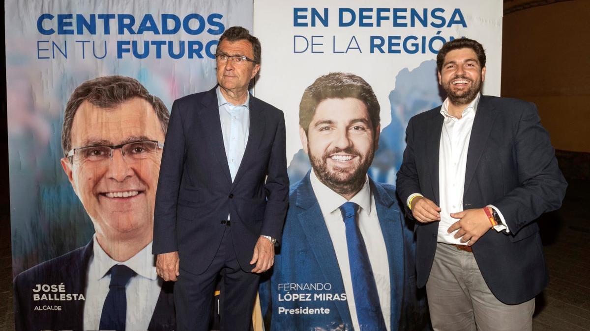 El presidente de la Región de Murcia, Fernando López Miras, y el candidato del PP a la alcaldía de la capital murciana, José Ballesta.