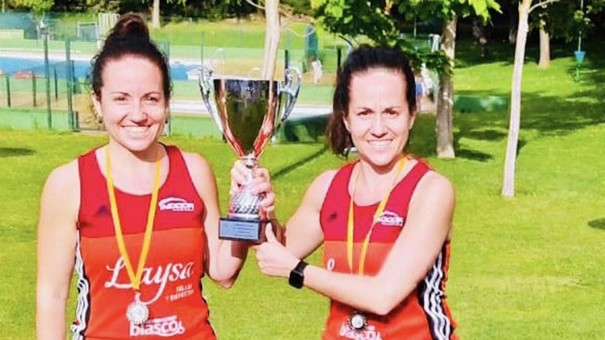 Las hermanas Cervera Torres posan con uno de sus numerosos trofeos.