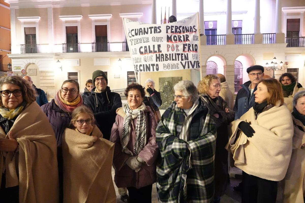 Imagen de la vigilia nocturna para reclamar medidas urgentes para las personas sin hogar en Badajoz.