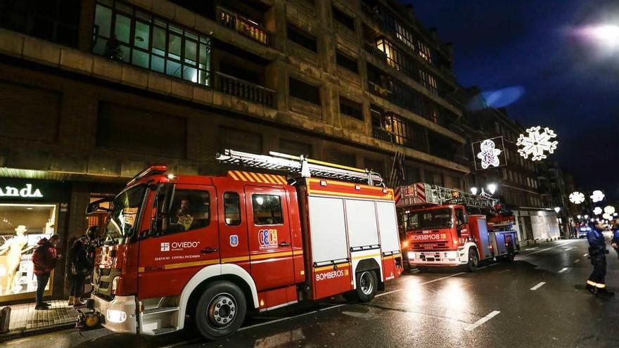 Desalojan una sidrería en Oviedo tras incendiarse la parrilla del local