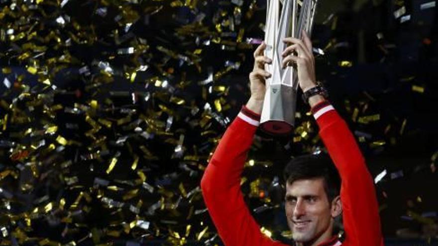 El serbio Novak Djokovic levanta el trofeo de campeón en China, ayer.