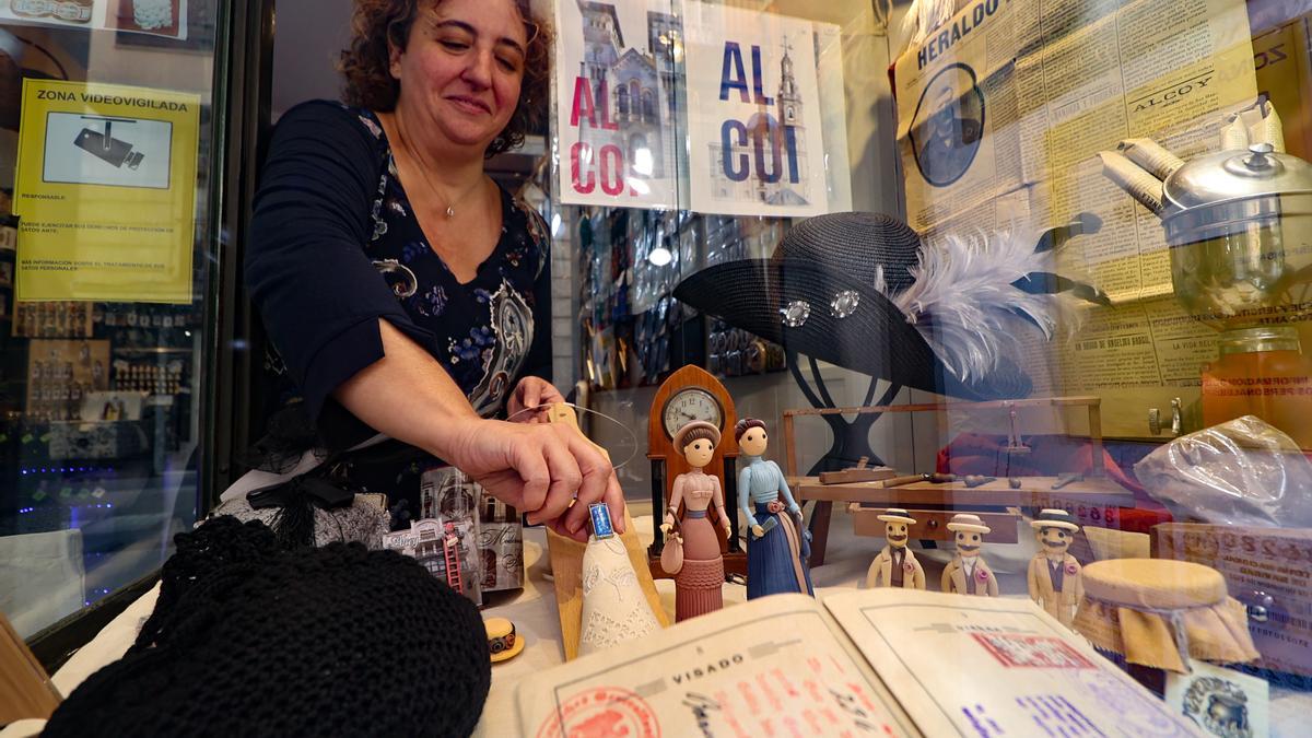 Ana M. Mateos, terminando de decorar el escaparate de su tienda de recuerdos.