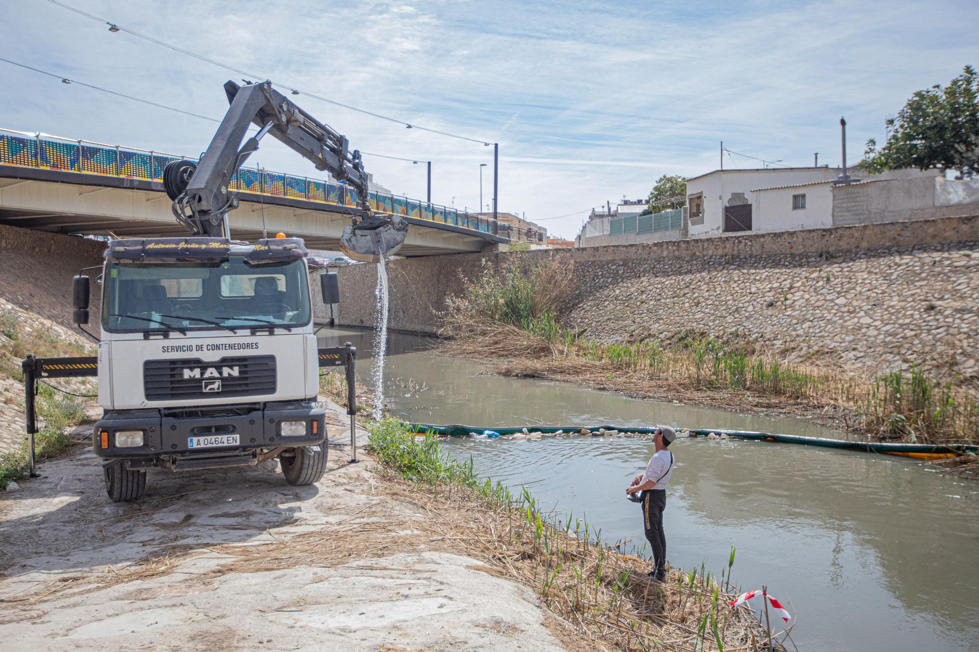 Instalación de una nueva barrera flotante en el Rio Segura