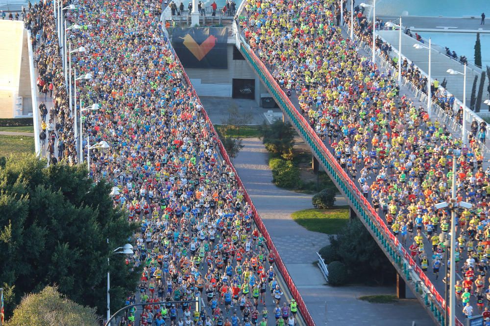 Imágenes de la salida del Maratón Valencia 2018