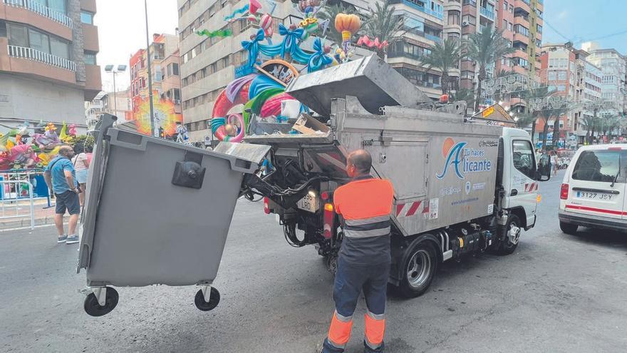 Los contenedores cercanos a racós y barracas tuvieron recogidas especiales para evitar posibles desbordes.