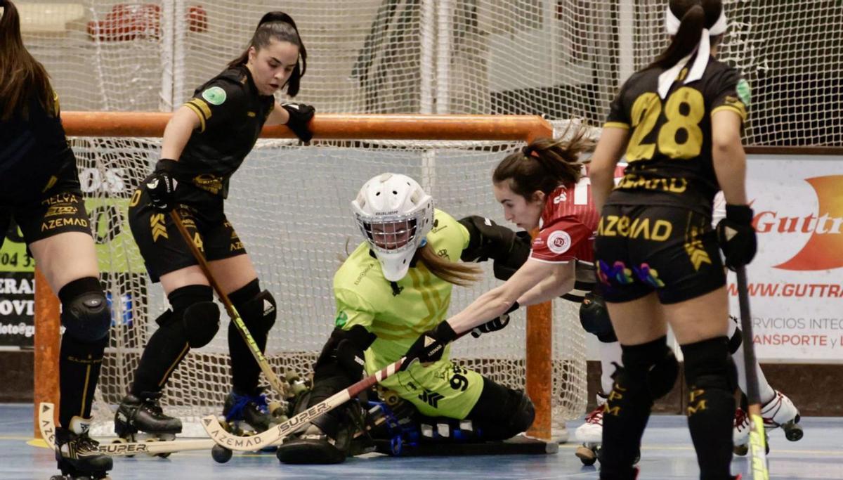 Las jugadoras del eNe defienden uno de los ataques del Fraga. | JUAN PLAZA