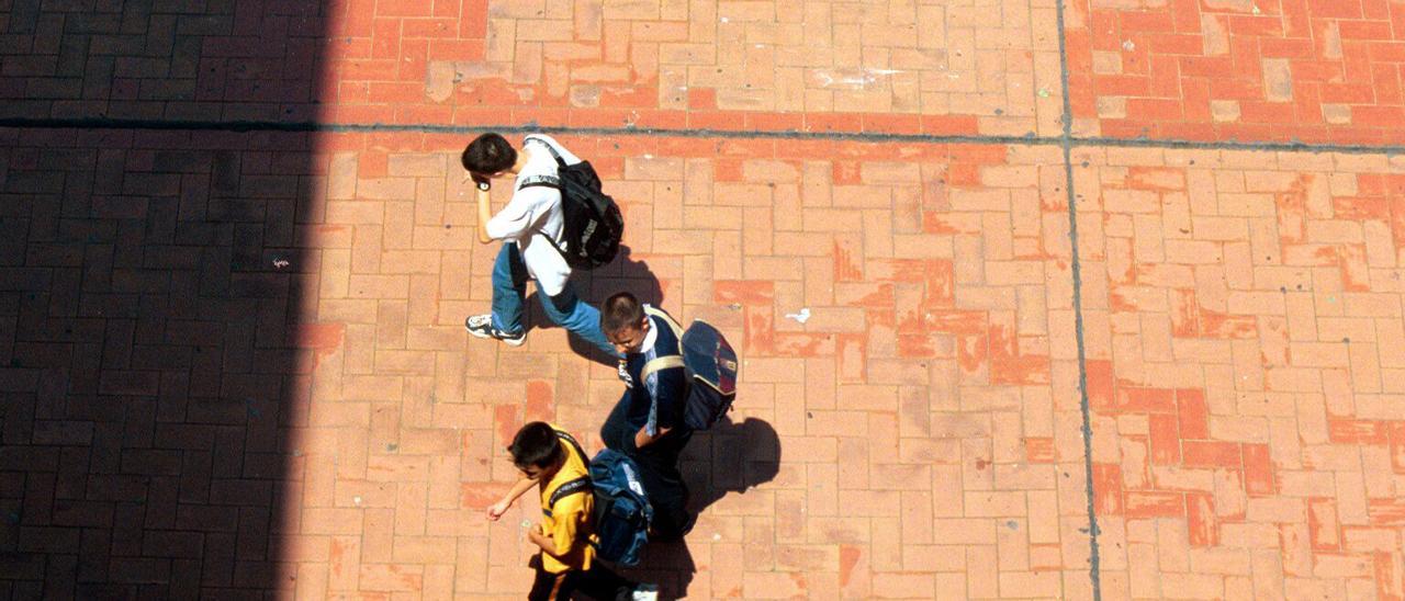 BARCELONA 1/6/2000 MAS DOMINGO REPORTAJE DESMOTIVACION EN LAS AULAS EN LA FOTO EL INSTITUTO JOAN FUSTER ESO Y BACHILLERATO NEG 211792 FOTO DE ELISENDA PONS