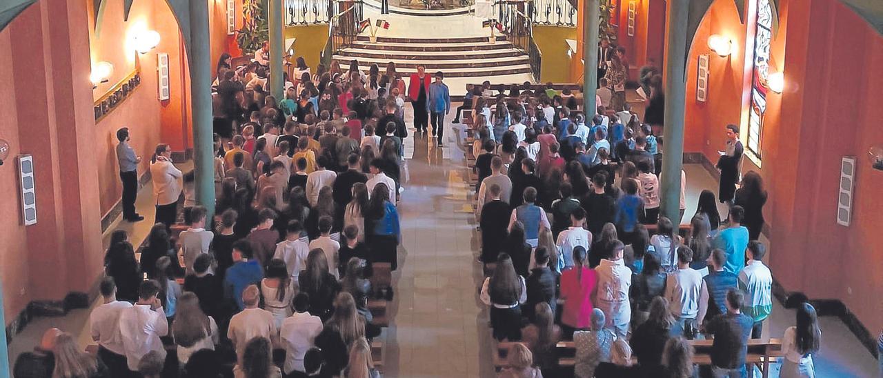 Alumnos y profesores asisten a la misa oficiada en la capilla en la celebración del Día del Padre Usera