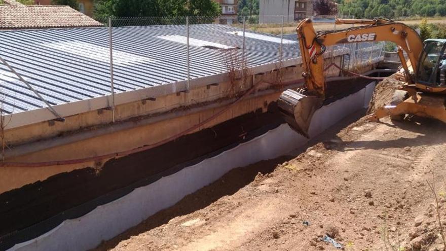 Un operari treballa amb una excavadora a les obres a l&#039;escola de la Valldan