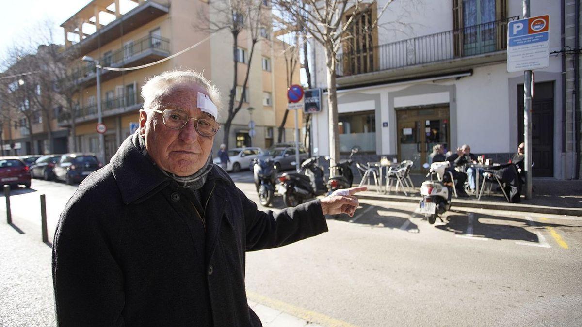 Víctor Gay ahir davant del bar Pencil de Girona, encara amb una ferida al front