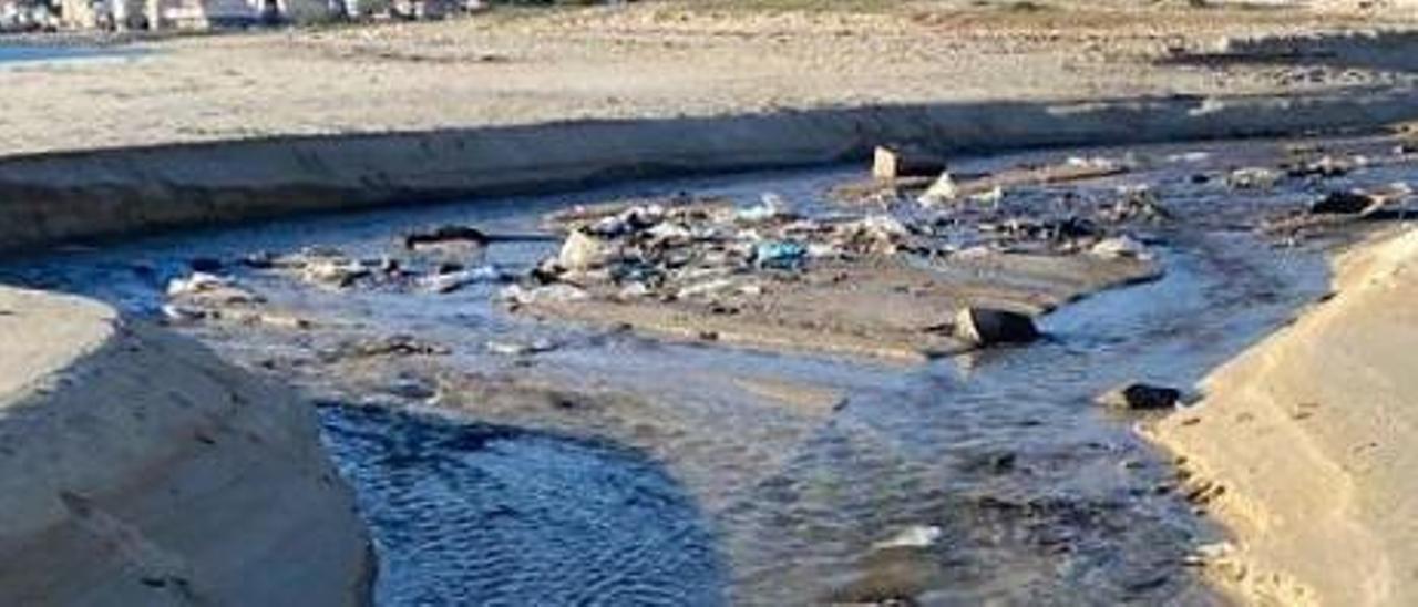 Restos de basuras y escombros esparcidos en la playa de Rodeira, ayer. |   // G.N.