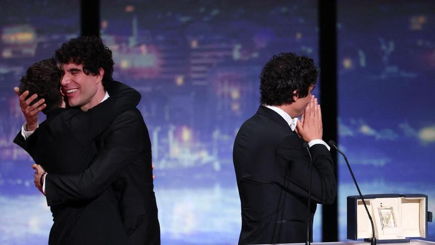 Los Javis ganan el premio a mejor dirección en Cannes con 'La bola negra'