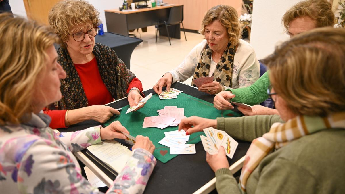Jubiladas jugando a cartas.