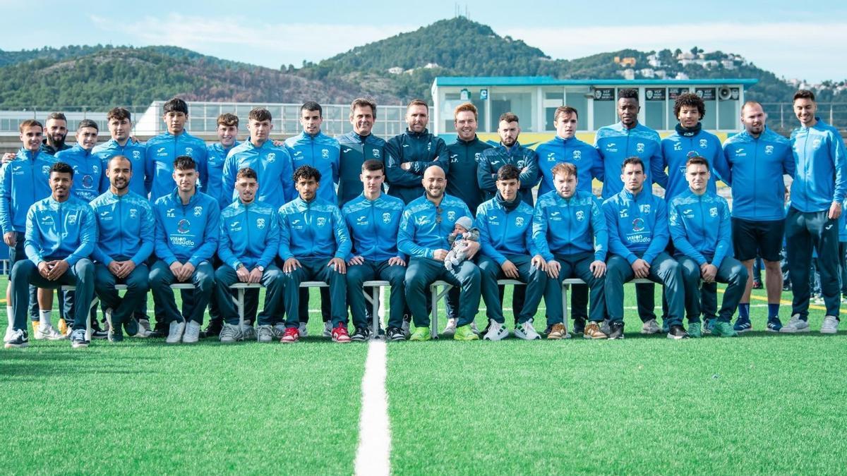 Plantilla de la UD Oliva 2025-2026 con Joano en el centro de la imagen