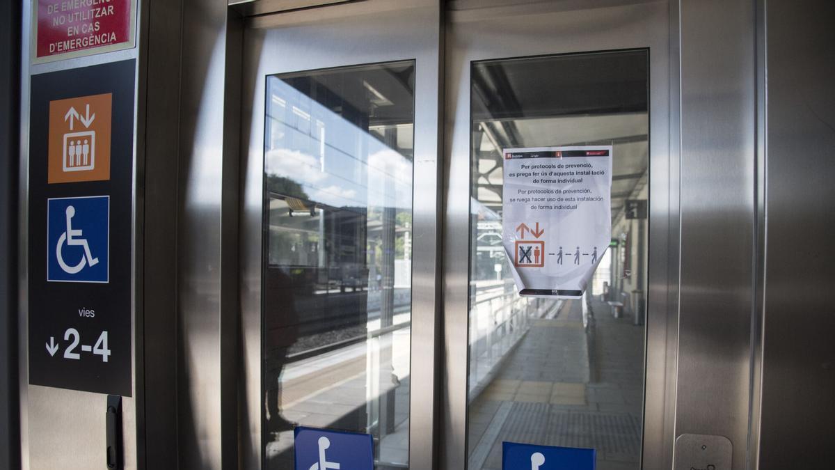 Un ascensor a l’estació de Renfe de Manresa.