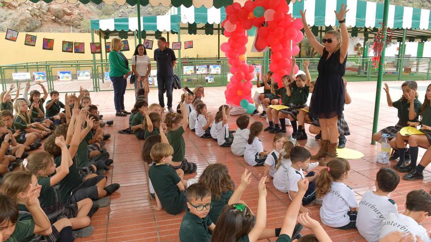 Subasta de un cuadro en el Canterbury School Maspalomas para ayudar a Pequeño Valiente