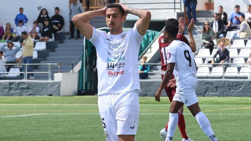 Un jugador peñista lamenta una oportunidad desperdiciada en el duelo disputado el pasado domingo en Santa Eulària ante el Lleida CF. | J.A RIERA