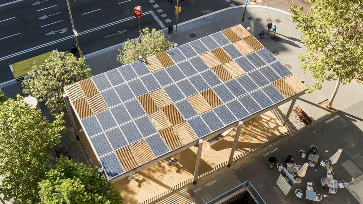 Placas fotovoltaicas en un parque de Barcelona