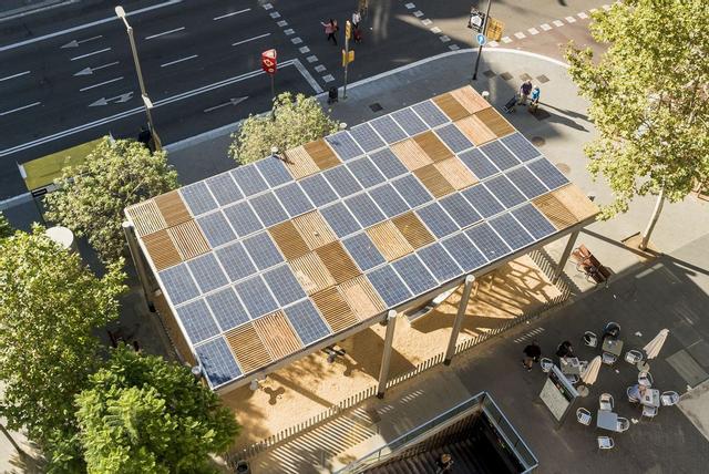Placas fotovoltaicas en un parque de Barcelona