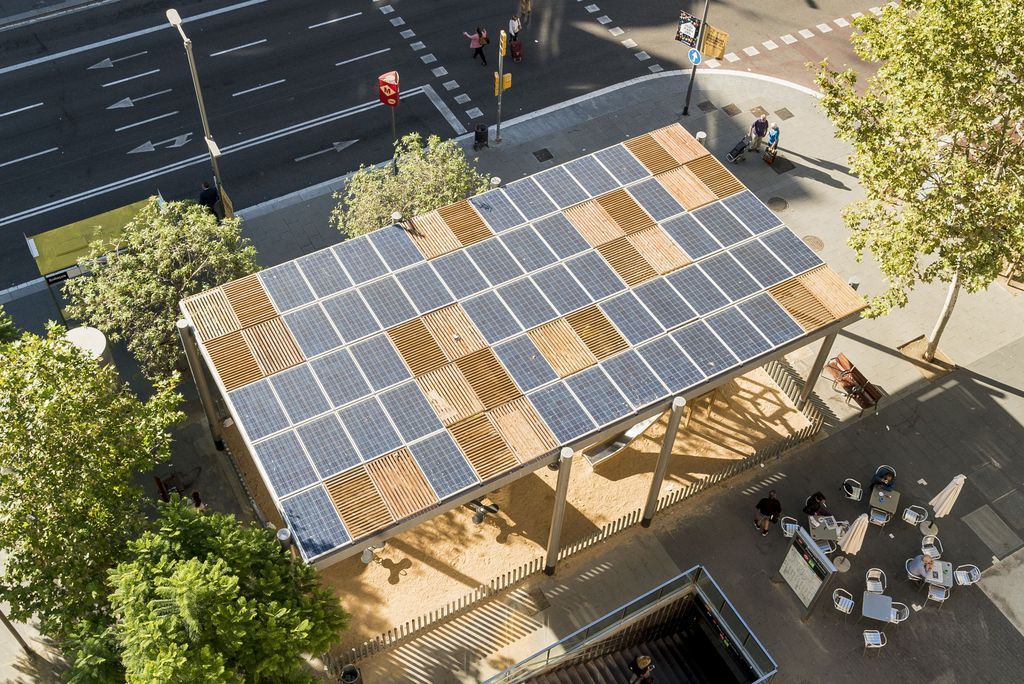 Placas fotovoltaicas en un parque de Barcelona