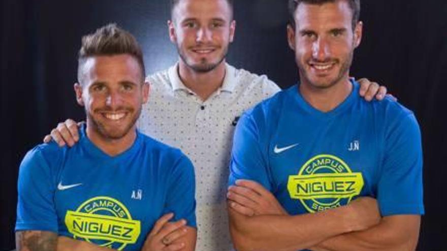 Los hermanos Aarón, Saúl y Jony Ñíguez, organizadores del partido benéfico.