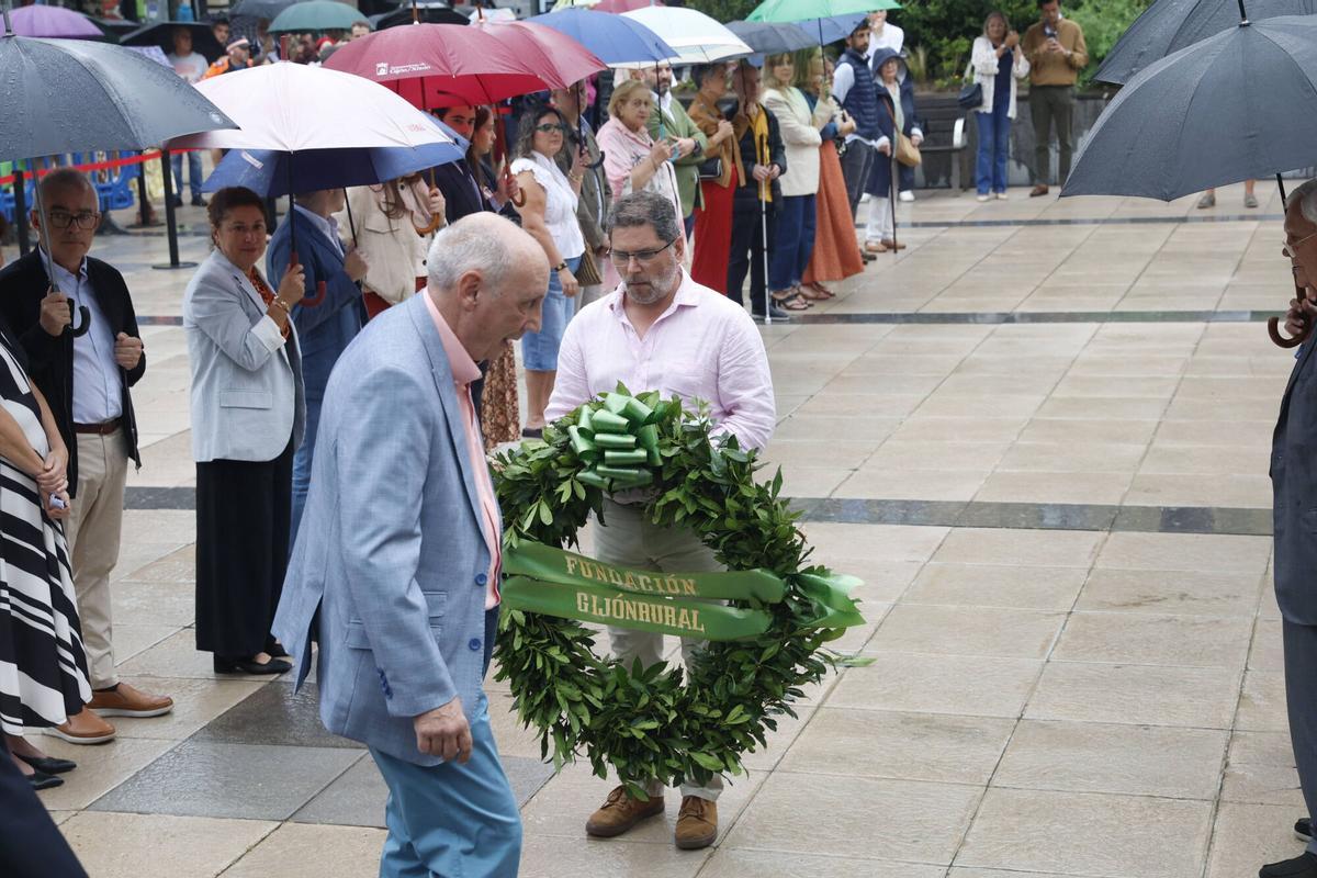 La ofrenda floral a Jovellanos en la plaza del Seis de agosto de Gijón, en imágenes