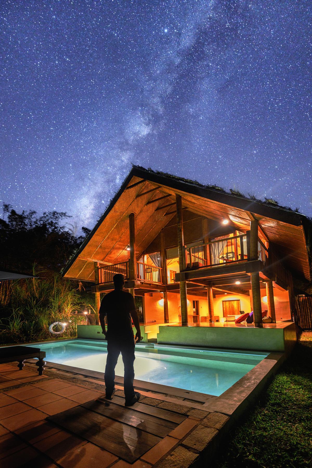 Vista nocturna de una villa en el resort Jetwing Vil Uyana en Sirigiya.