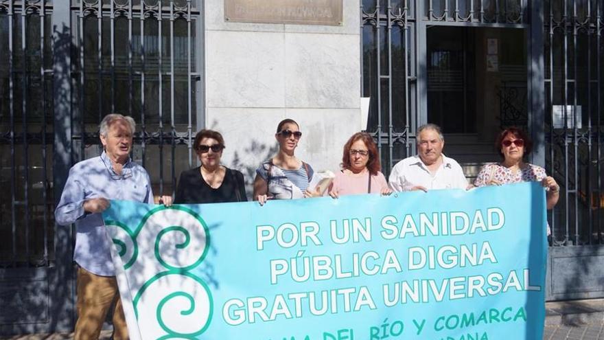 La plataforma por una sanidad pública de Palma entrega 6.900 firmas en la Junta