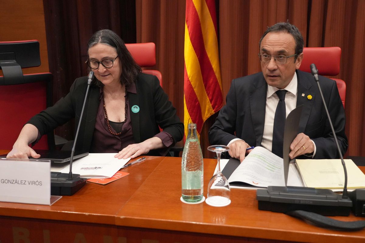 Itziar González, presidenta de l’Observatori Ciutadà contra la Corrupció y el presidente del Parlament, Josep Rull, en la III Cumbre contra las causas estructurales de la corrupción.