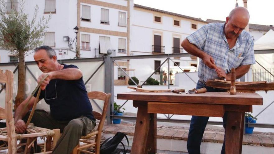 Artesanos de la madera de olivo durante la edición del año pasado.
