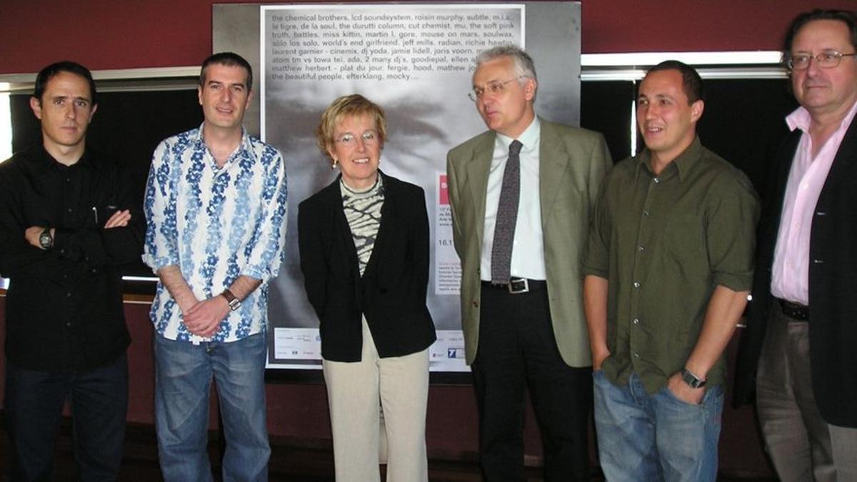 Enric Palau, Ricard Robles, la entonces 'consellera' de Cultura, Caterina Mieras; el entonces concejal de Cultura del Ayuntamiento, Ferran Mascarell; Sergi Caballero y el entonces director del CCCB, Josep Ramoneda, en la presentación del Sónar de 2005.