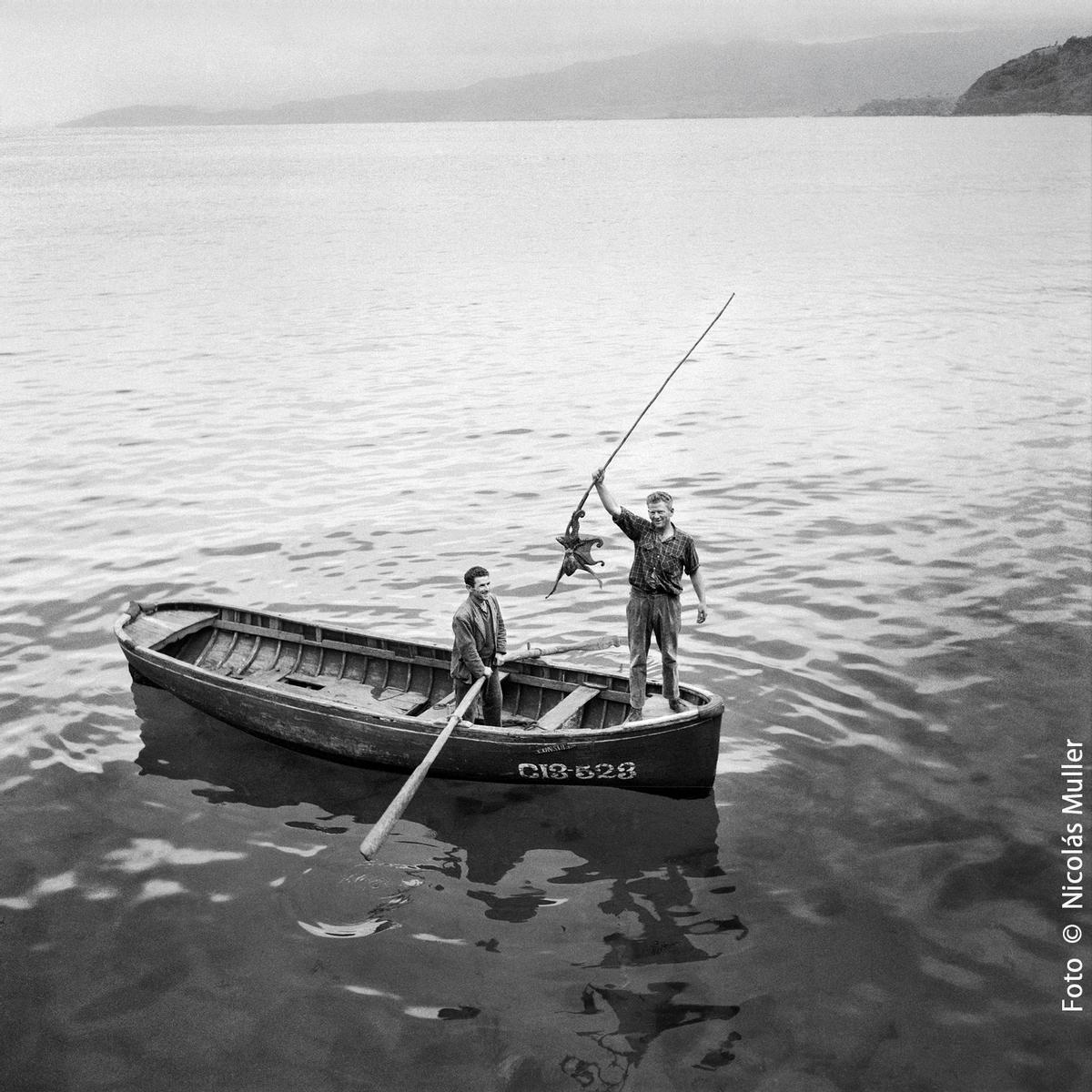Pescadores en Lastres, fotografía de Muller expuesta en el Museo de Bellas Artes en la exposición "Viento norte"