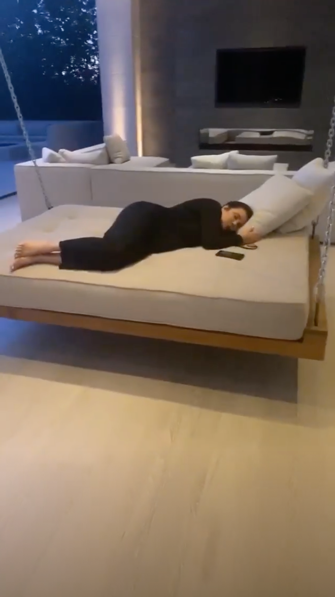 Kris Jenner durmiendo en el sofá de Kylie Jenner