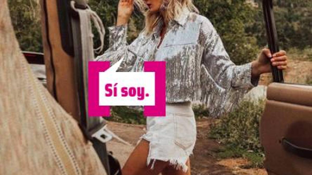 Modelo con chaqueta de flecos y lentejuelas de Aliexpress