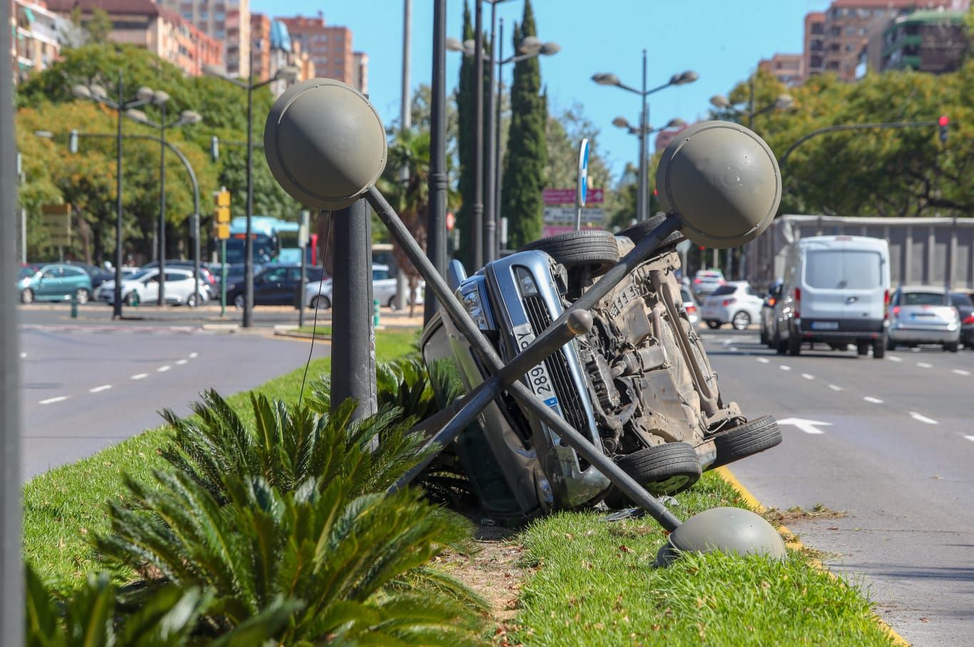 Espectacular accidente en la avenida Blasco Ibáñez de València