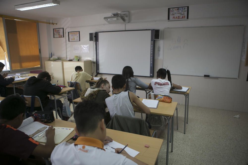 Primer día de huelga de interinos docentes