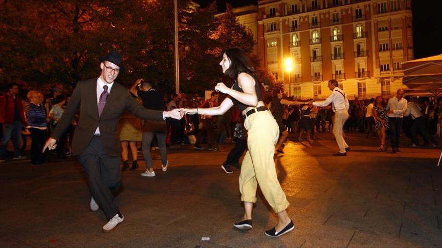 El alegre ritmo del swing inunda las calles