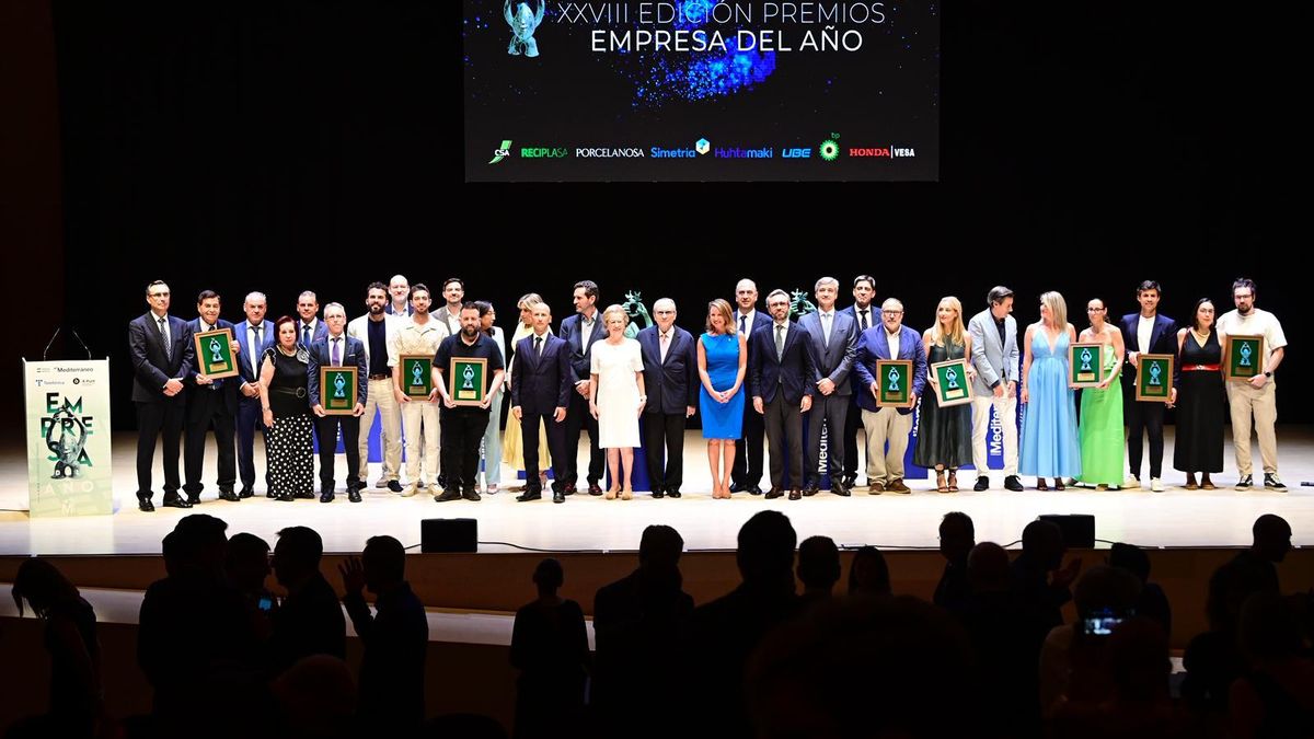 Foto de familia con los premiados.