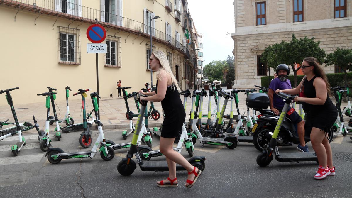 Usuarias de patinetes en el centro de Málaga.