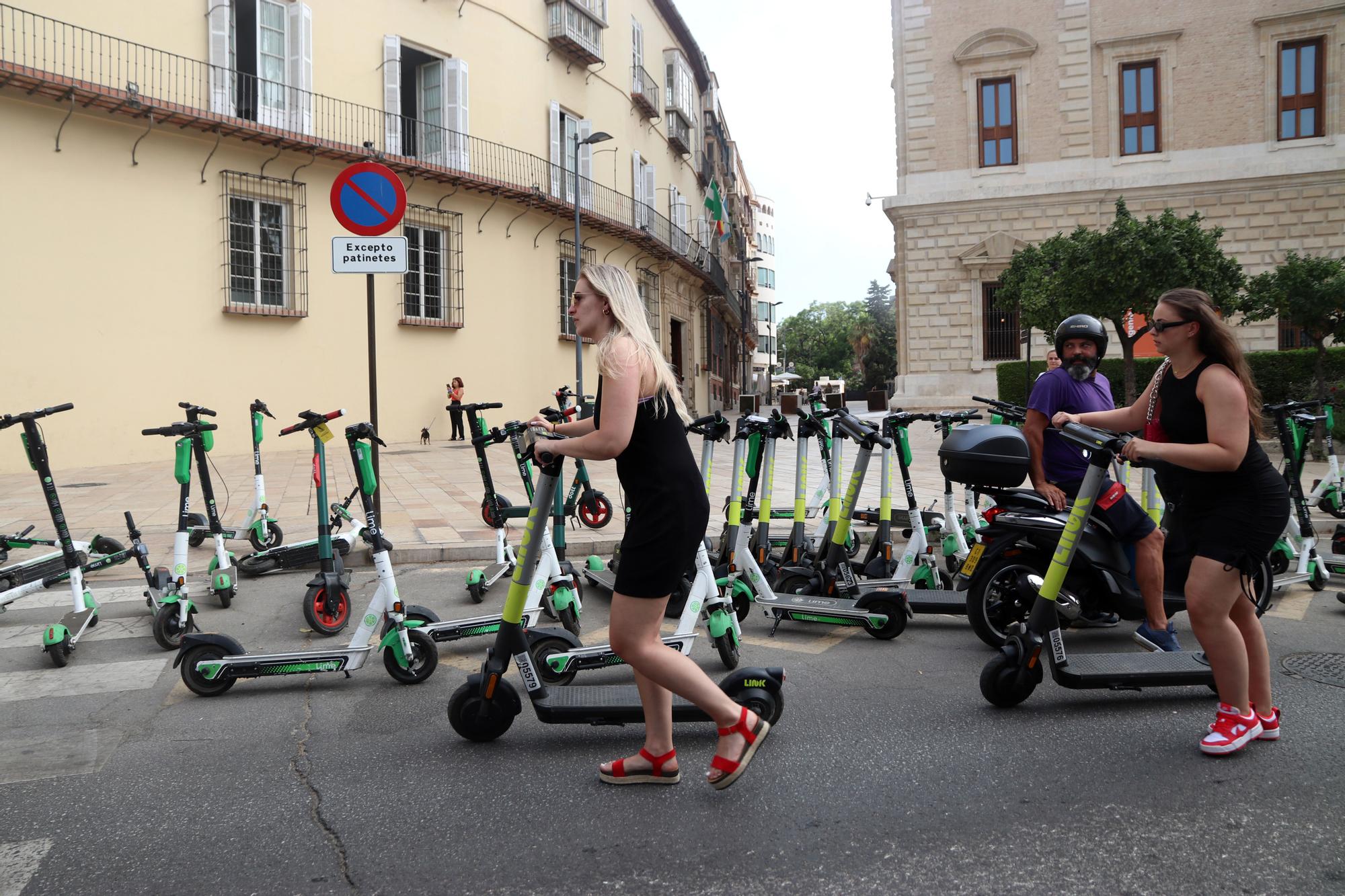 La grúa de Málaga ya se lleva los patinetes y bicicletas mal aparcados