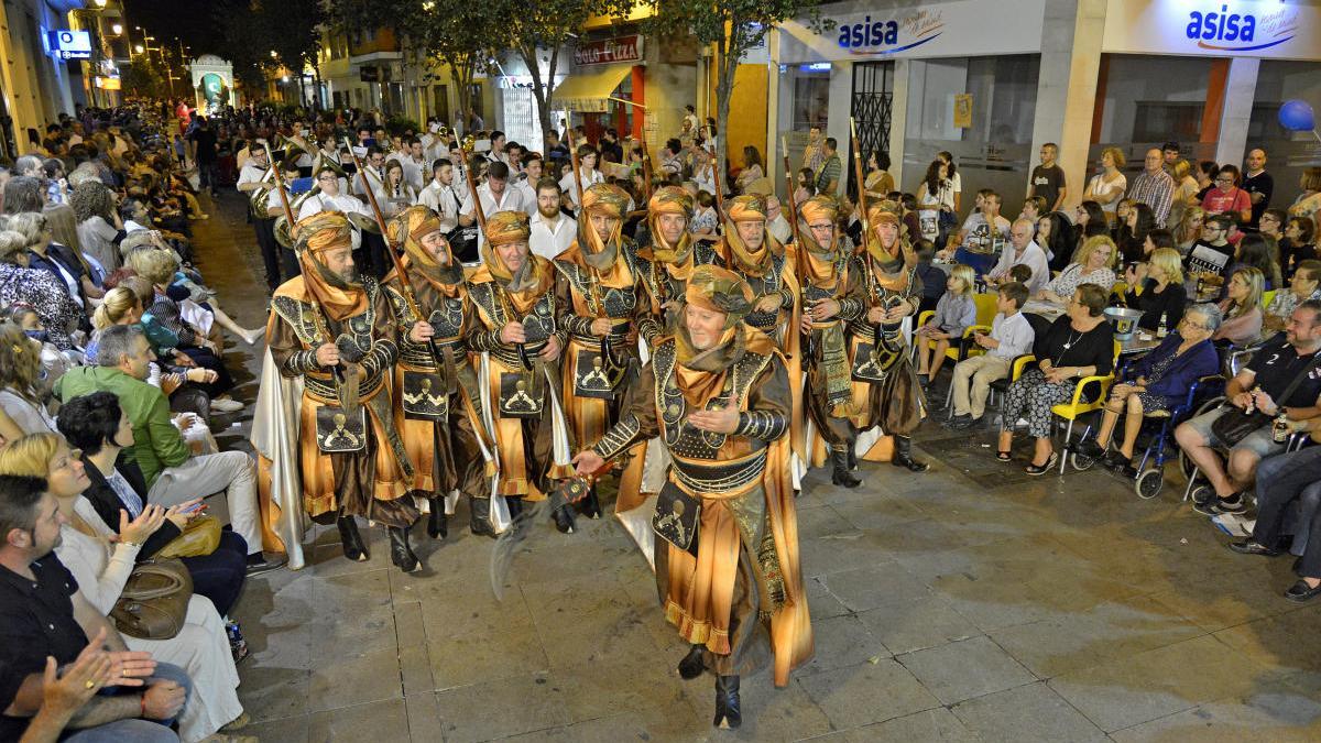 Un desfile de Moros y Cristianos de Alzira.